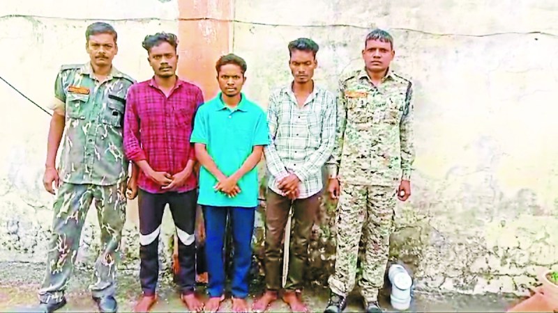 नक्सलियों के आत्मसमर्पण पर मिलने वाले पुनर्वास योजना का लाभ लेने फर्जी नक्सली बनकर आया एक व्यक्ति पकड़ा गया। बाद में पुलिस ने उसके दो साथियों को भी गिरफ्तार कर लिया।