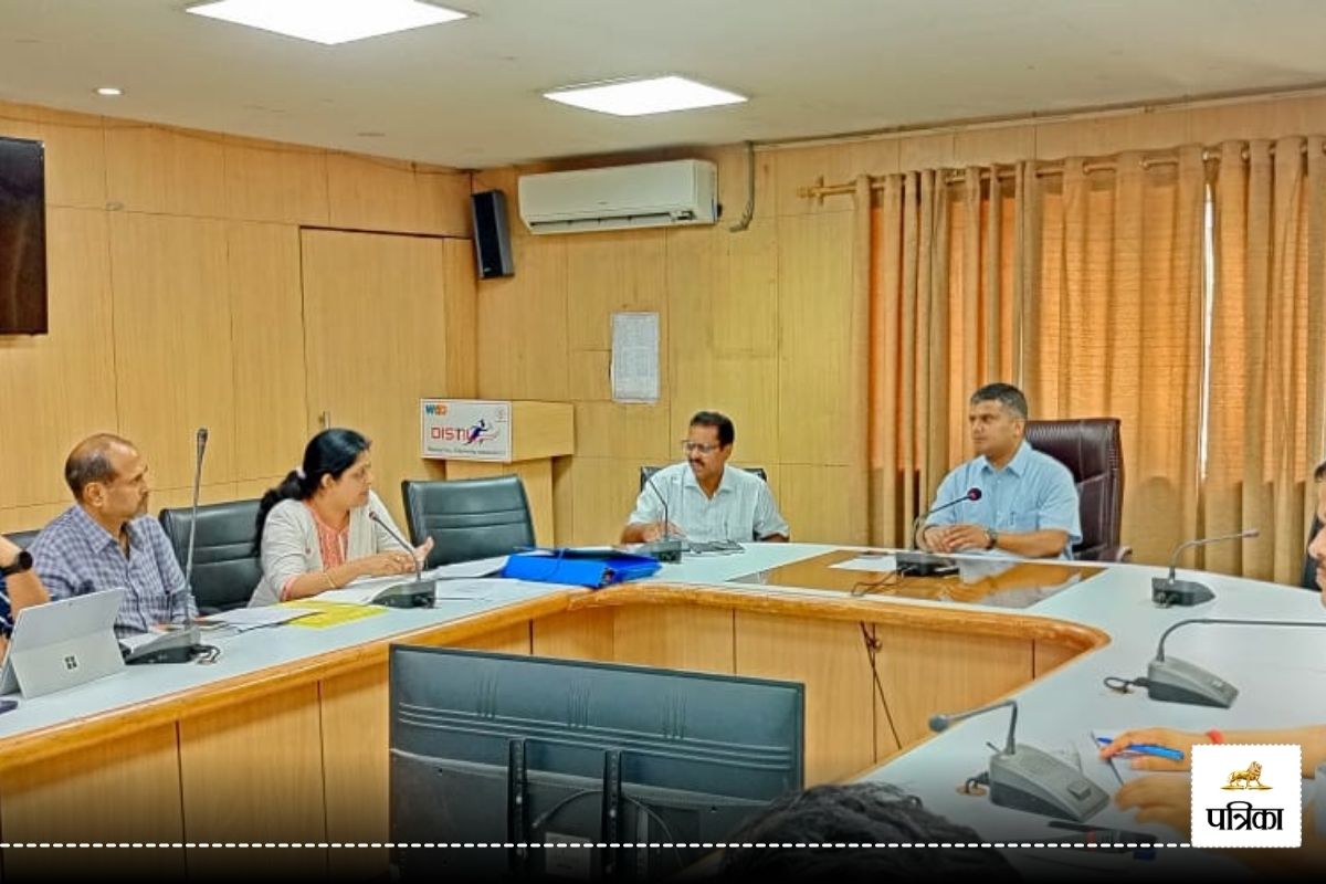 Fine of Rs 5 lakh each on Mall of Noida and Holidays for exploiting groundwater