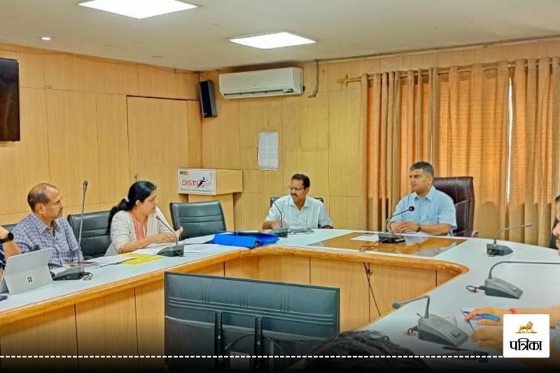 Fine of Rs 5 lakh each on Mall of Noida and Holidays for exploiting groundwater