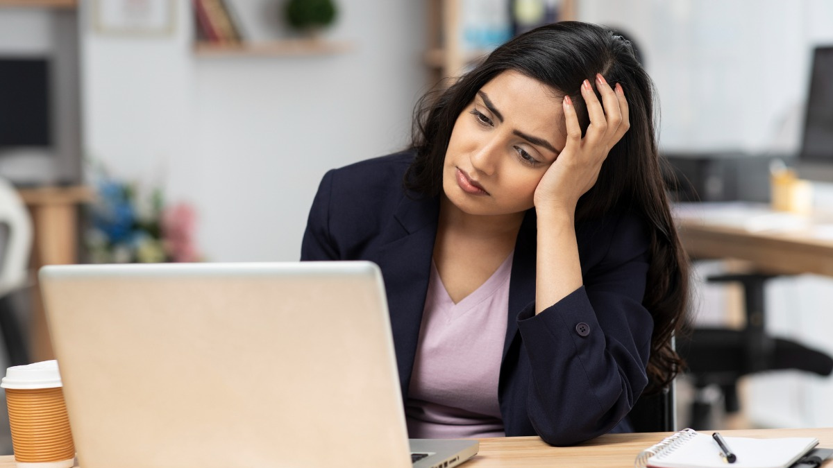 डिजिटल चकाचौंध के पीछे छिपा मानसिक अंधकार