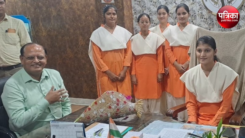 Girl students became officers for a day in Amroha
