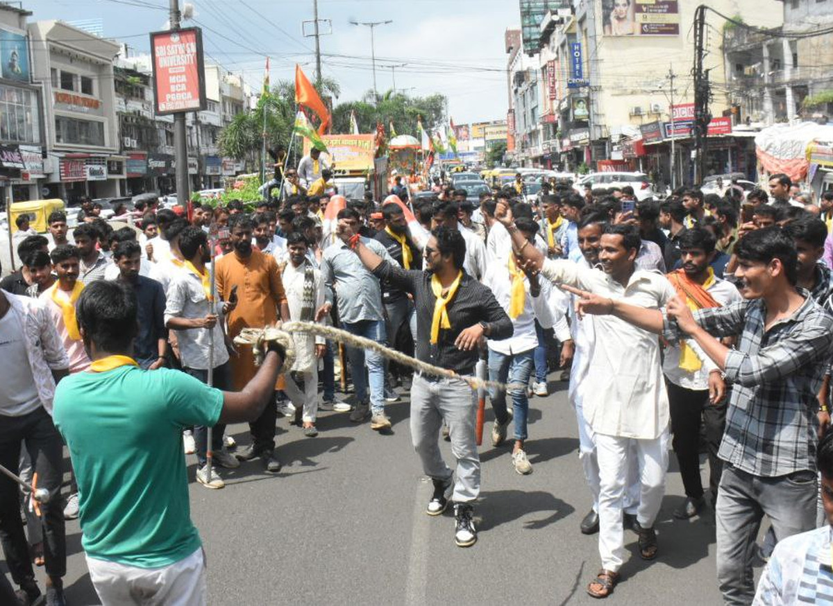 भोपाल जवाहर चौक से आज गुर्जर भवन तक गुर्जर समाज ने देव नारायण महाराज की शोभा
यात्रा निकाली । जिसमे युवाओं ने अखाड़ा प्रदर्शन किया ।