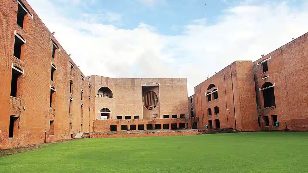 क्यों हो रही है IIM Ahmedabad के इस कोर्स की चर्चा? जानिए MBA से कितना अलग है 