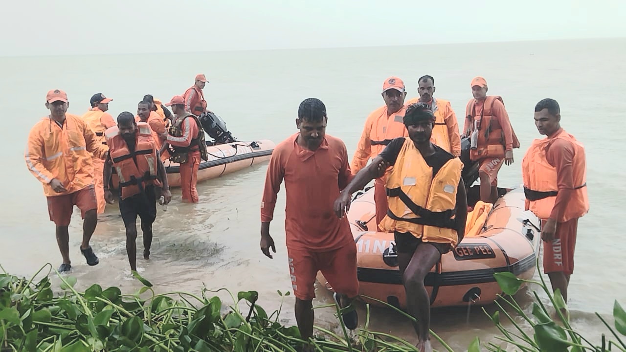 डूबते को पेड़ का सहारा: गंगा के तेज प्रवाह में पलटी नाव, बबूल के पेड़ ने बचाई 12
लोगों की जिंदगी