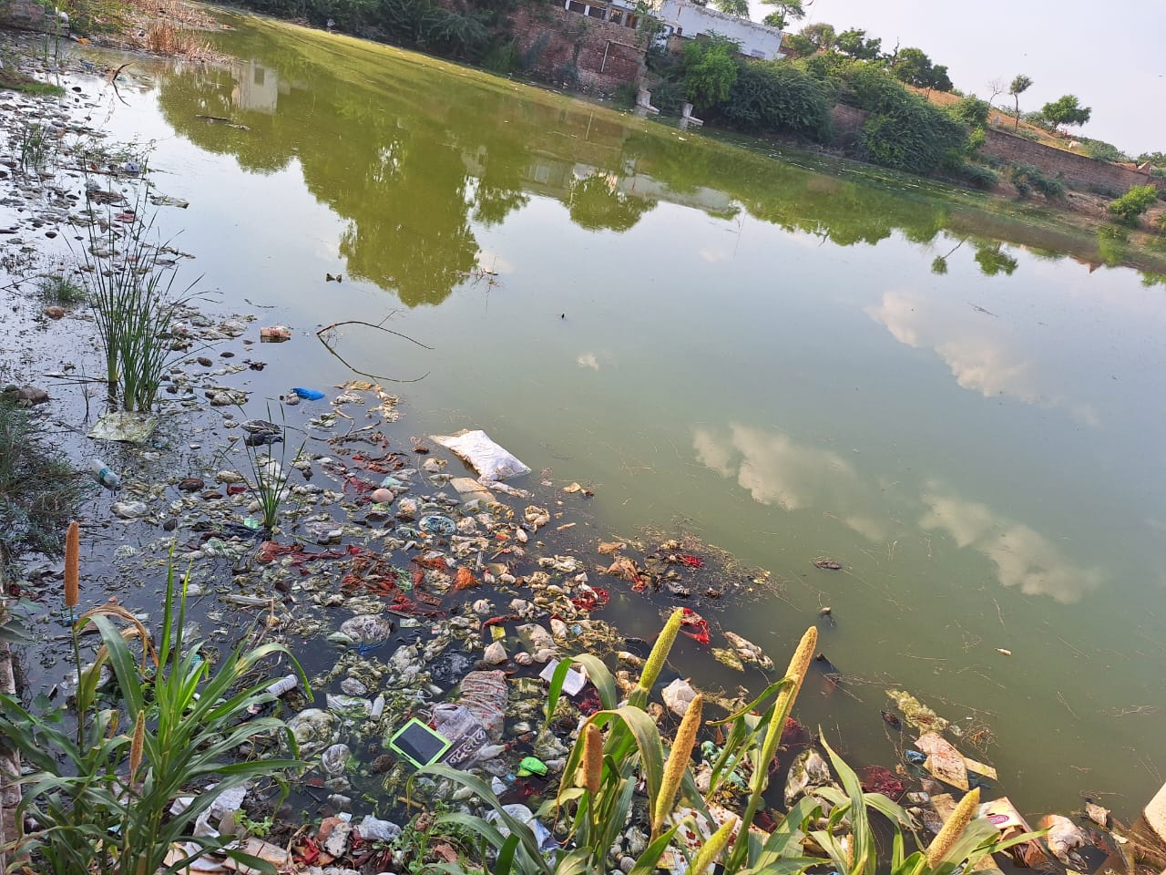 मिलीभगत के खेल में अवैध कब्जे की होड़ में प्रतापसागर तालाब का बदला जा रहा मूल
स्वरूप…VIDEO