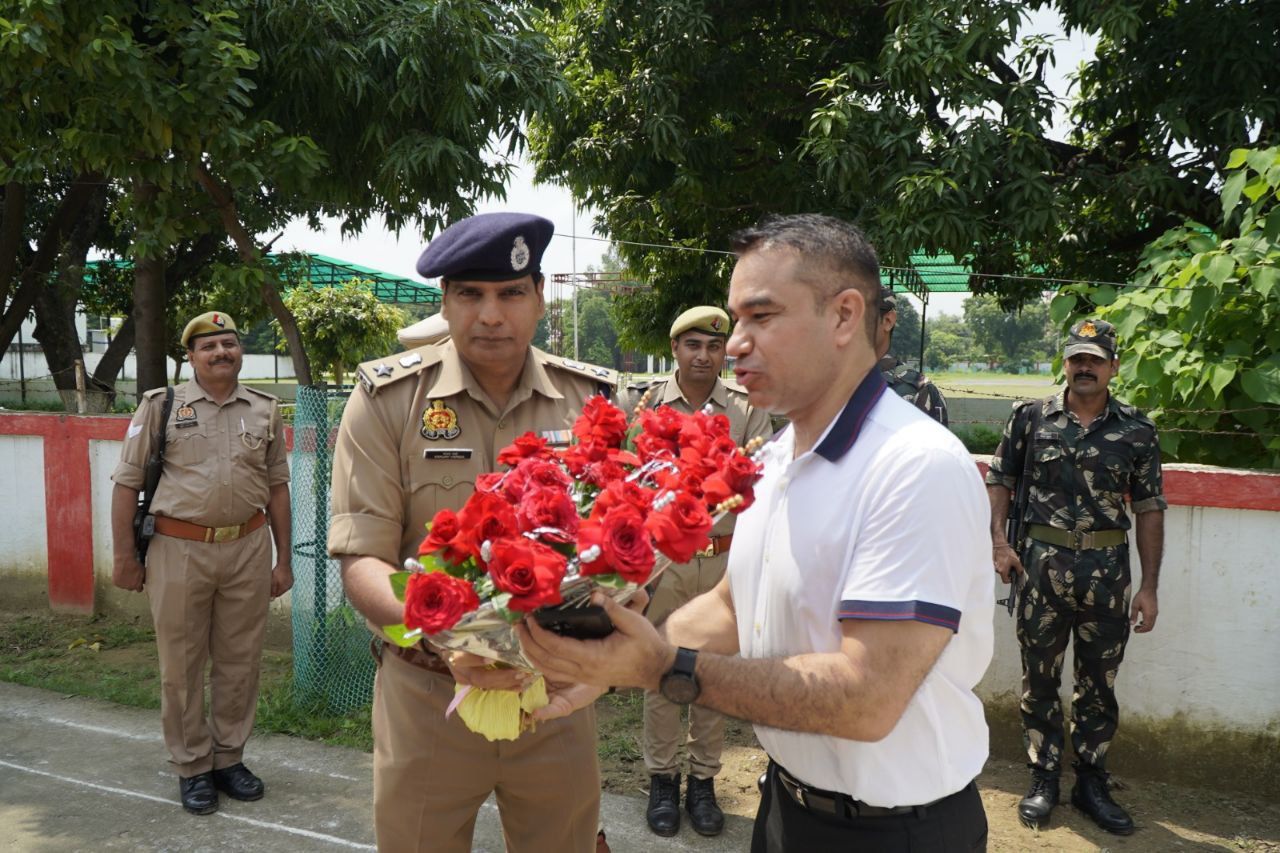 पीटीएस उन्नाव एडीजी नवनीत सिंह सिकेरा पहुंचे इटावा, प्रशिक्षण केंद्र का क्या
निरीक्षण, देखें खास तस्वीरों में