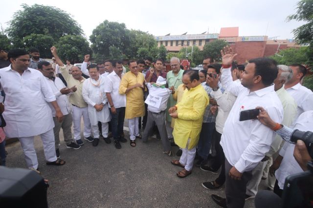 protest against Rahul Gandhi by bjp