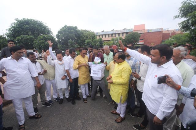 protest against Rahul Gandhi by bjp