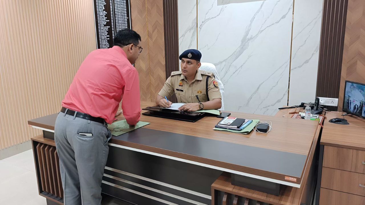 Photo gallery: नवागत पुलिस अधीक्षक के निरीक्षण से कार्यालय में हड़कंप, शिकायतों
को भी सुना