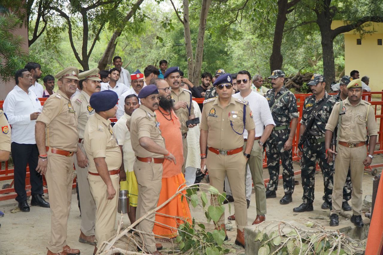 विश्वकर्मा जयंती की खास तस्वीरें, एसएसपी इटावा भक्ति के रंग में दिखे, डीएम के
साथ पिलुअन मंदिर भी पहुंचे