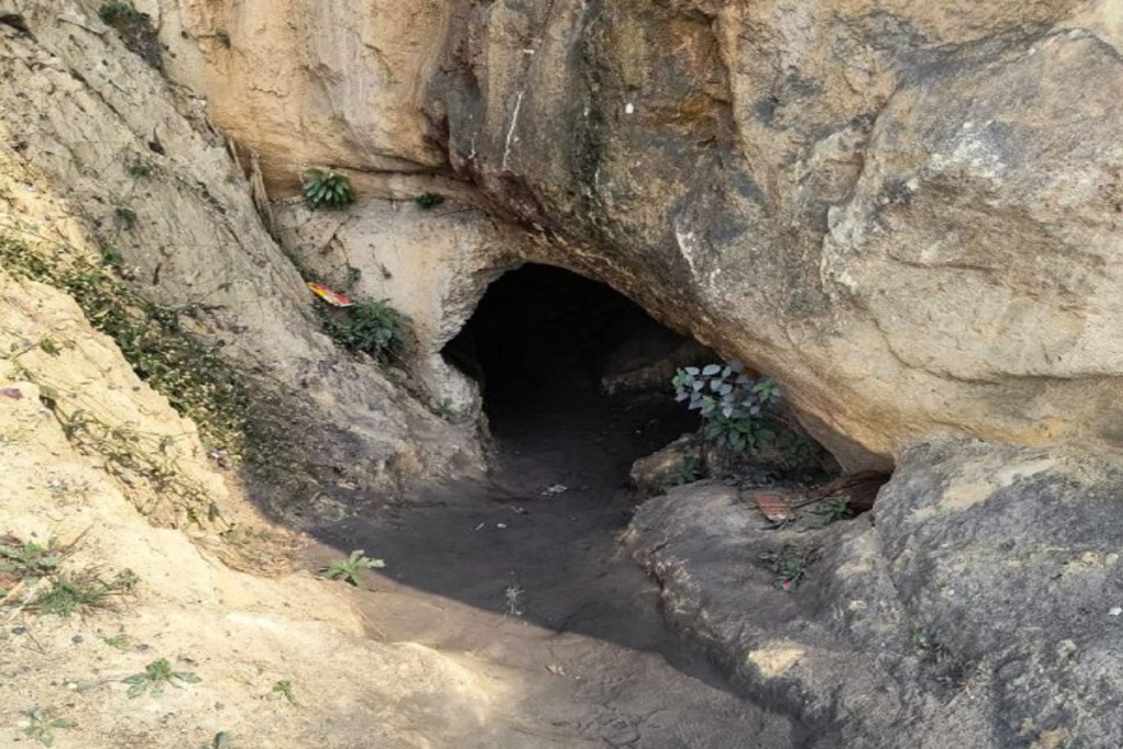 Illegal coal cave