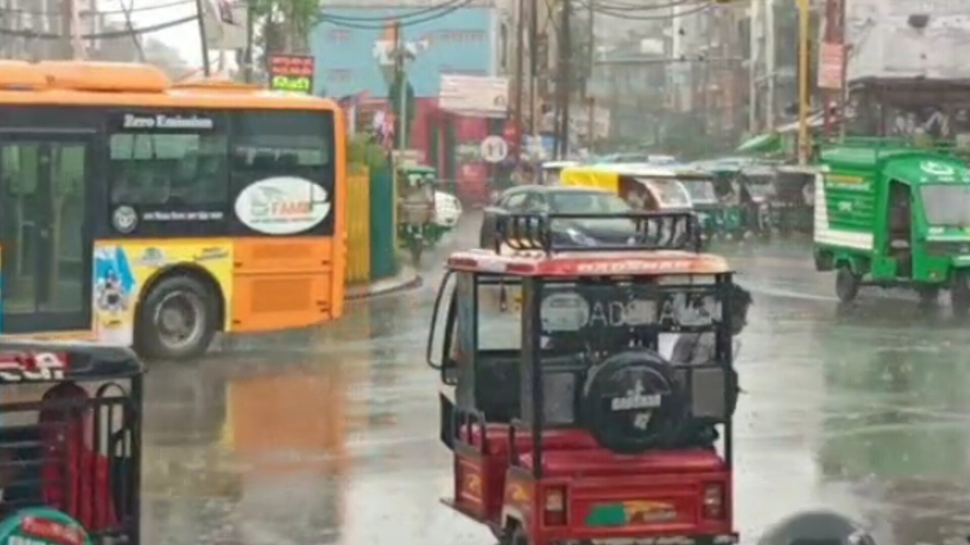 IMD weather forecast: गरज और चमक के साथ झमाझम बारिश, तापमान में भी आएगी कमी