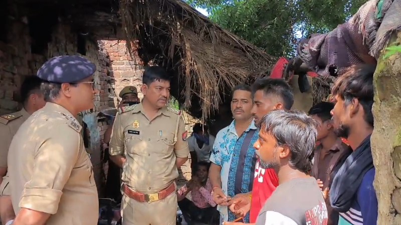 मौके पर पहुंची पुलिस ने परिजनों से बातचीत की