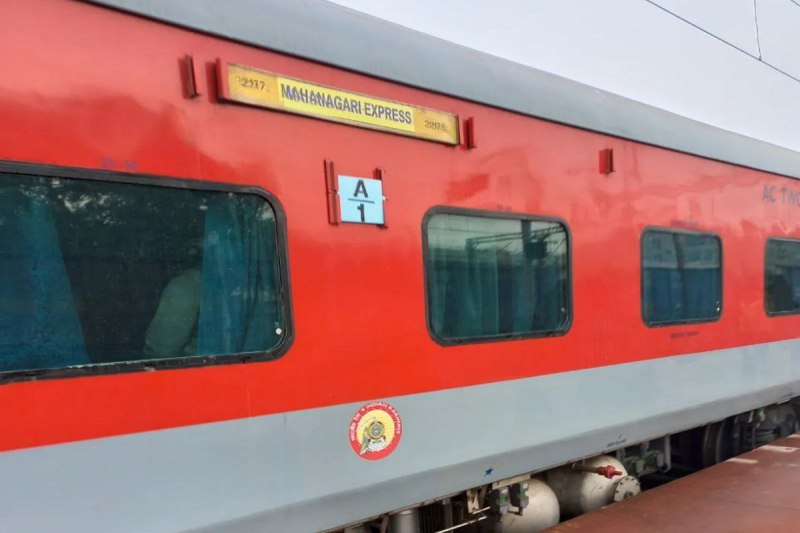 Stone pelting on Mahanagari Express
