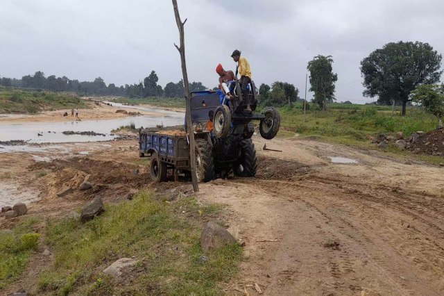 Illegal mining of sand is happening in Katni district