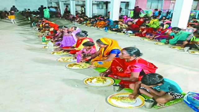 बालोद जिले में गुरुवार को तिजहारिन महिलाओं को सामूहिक करूभात खिलाया गया। ग्राम पोंडी में भी ग्रामीणों ने सामूहिक करूभात खिलाया। 