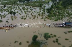 Rajasthan Monsoon: राजस्थान में यहां 20 दिन से कलकल बह रही ये नदी, 10 साल बाद
रपट पर आया पानी - image