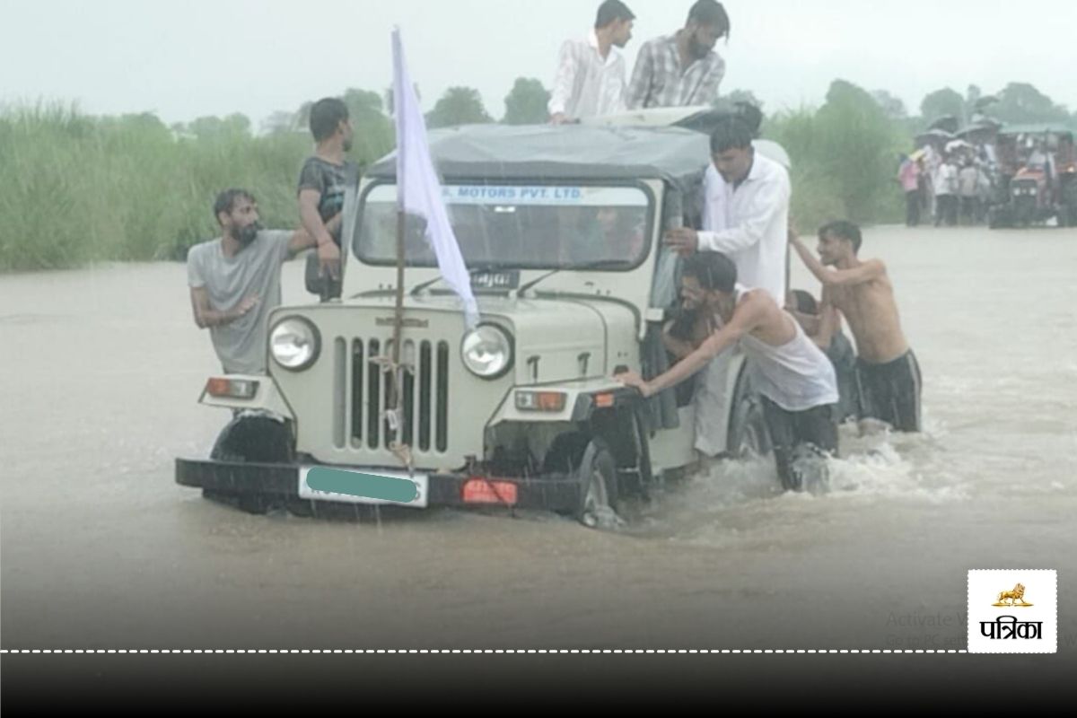 Heavy Rain: मोरेल नदी में फंसी सवारियों से भरी जीप तो मच गई चीख पुकार, ग्रामीणों
ने ऐसे बचाई जान