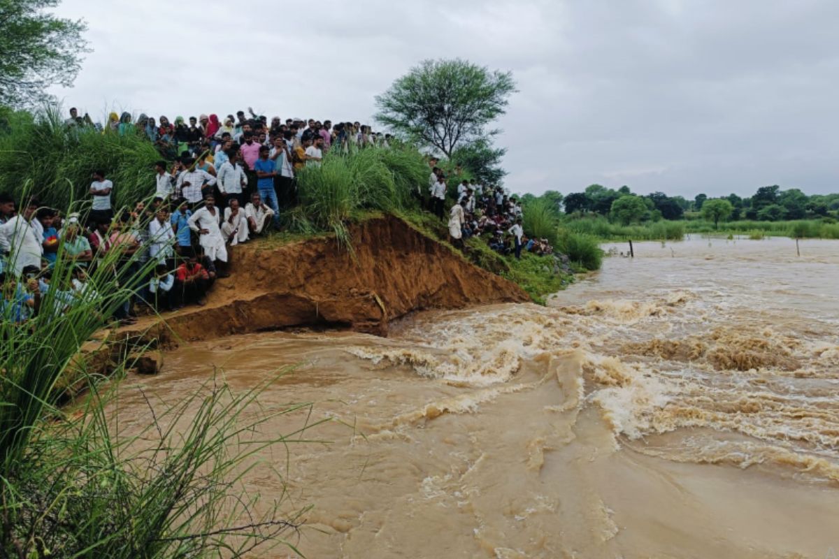 Dausa News: 500 ग्रामीणों ने दिन-रात एक कर बनाया नदी पर बांध, लेकिन पानी में बह
गई उम्मीद