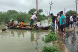 प्रयागराज में 1.5 लाख लोग पानी में घिरे, सड़क पर जल रही लाशें; VIDEO - image