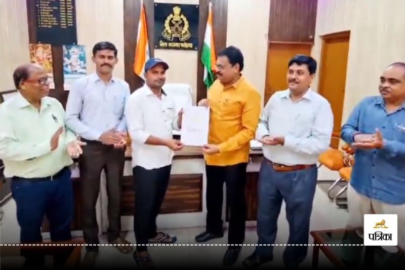 Prisoner Kuldeep receiving amount from jail adminstration