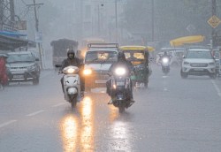 Weather Update : मौसम विभाग का डबल अलर्ट, सिर्फ 40 मिनट में 27 जिलों में होगी
भारी बारिश - image