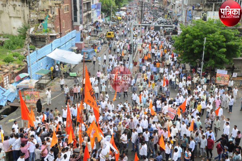 Watch Video : राजपूत समाज उतरा सड़क पर, सांसद और विधायक के खिलाफ जमकर की नारेबाजी