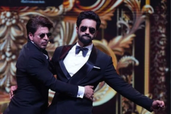 IIFA: शाहरुख खान और विक्की कौशल ने IIFA अवॉर्ड्स में स्टेज पर लगाई आग, झूम उठे
फैंस - image