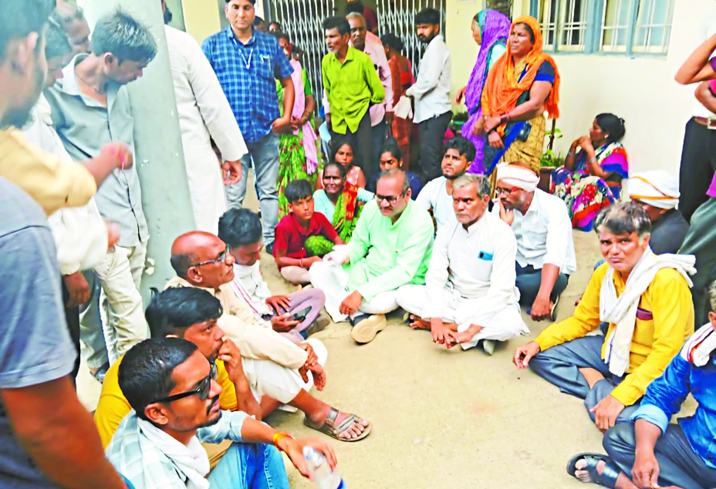 The MLA staged a protest by placing the body in front of the police station,
showing anger against the liquor contractor