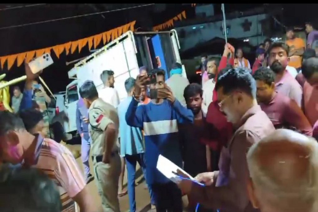 Stone pelting in Ganesh idol immersion