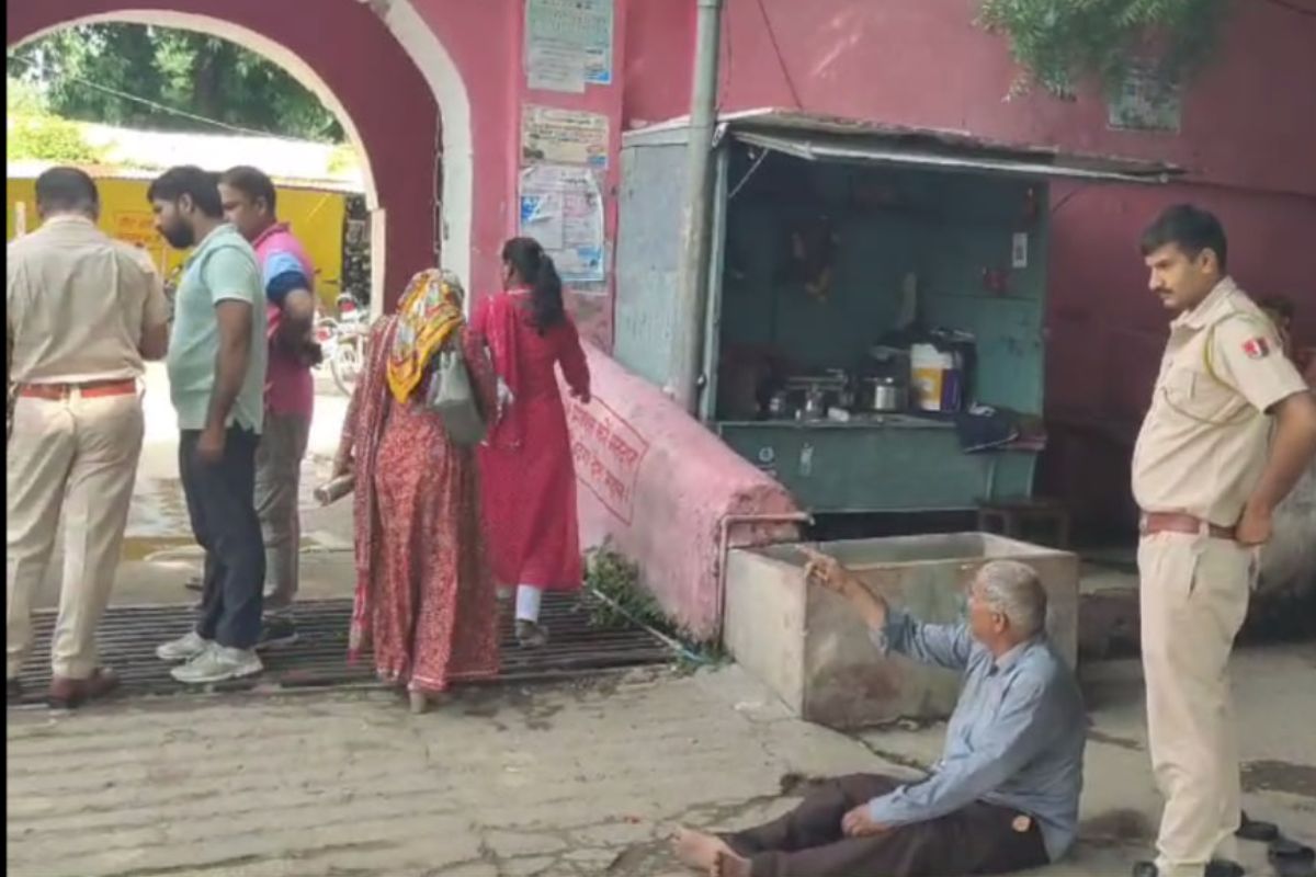 नशे में चूर शिक्षक स्कूल के बाहर सड़क पर बैठै हुए। बाद में पुलिस पकडक़र ले गई।