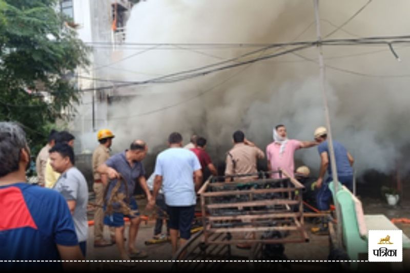 fire broke out in many shops in Ghaziabad fire department brought it under control