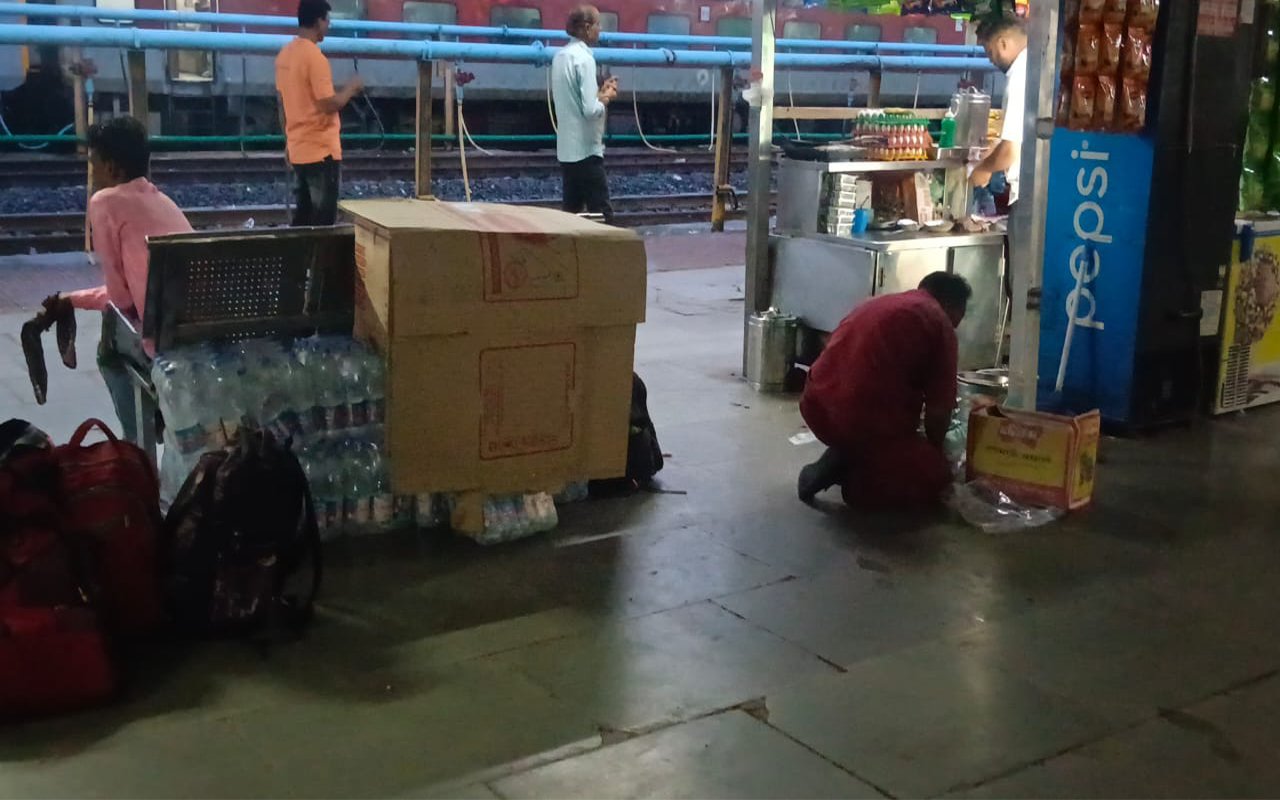 Food items are being sold outside the stalls on the platforms of the railway station.