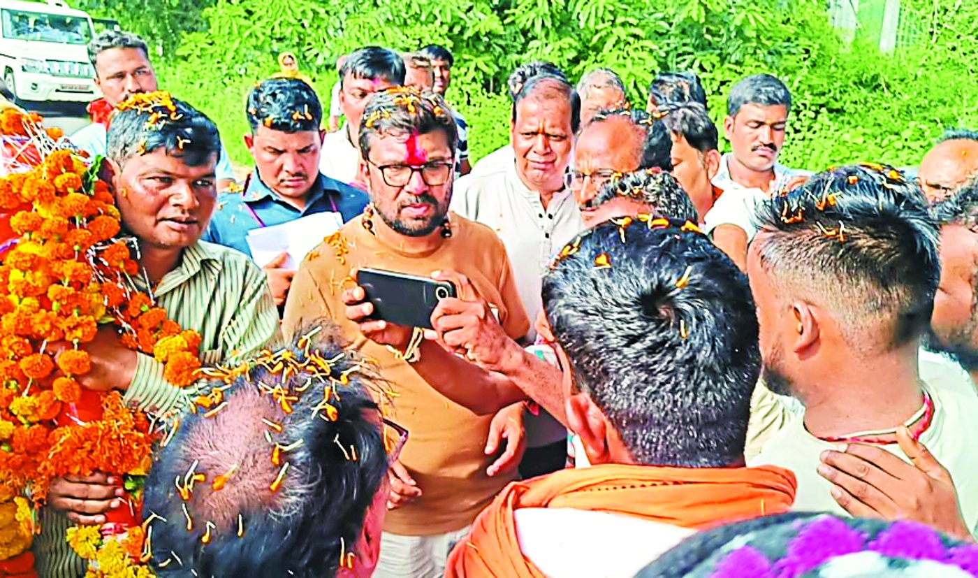 Video: सांसद ने की दुर्घटना में घायल व्यक्ति की मदद