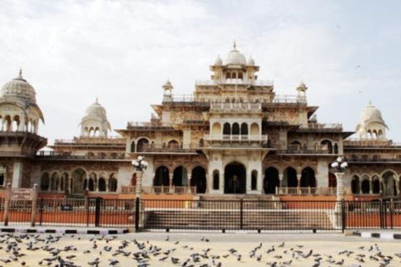 अगर आप रामनिवास बाग जाने की सोच रहे थे, तो सावधान रहें! बाग की सफाई के इस ऑपरेशन का इंतजार करें और फिर जाकर इसकी खूबसूरती का आनंद उठाएं।