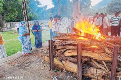 बेटियों ने निभाया बेटे का फर्ज, मां को मुखाग्नि देकर किया अंतिम संस्कार - image