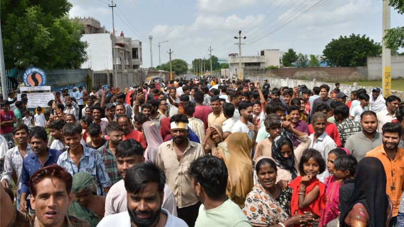 टावर के नीचे इकट्ठे लोग