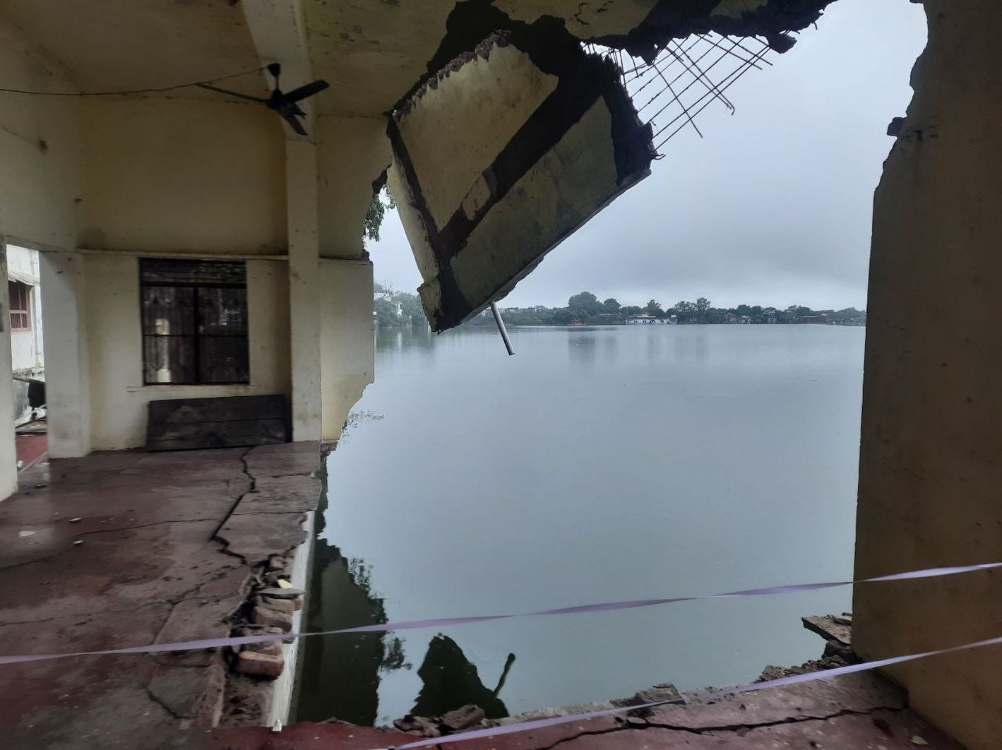 Video : बूंदी में ढाई घंटे झमाझम बारिश, नैनवां में नीलकंठ महादेव मंदिर का बरामदा ढहा