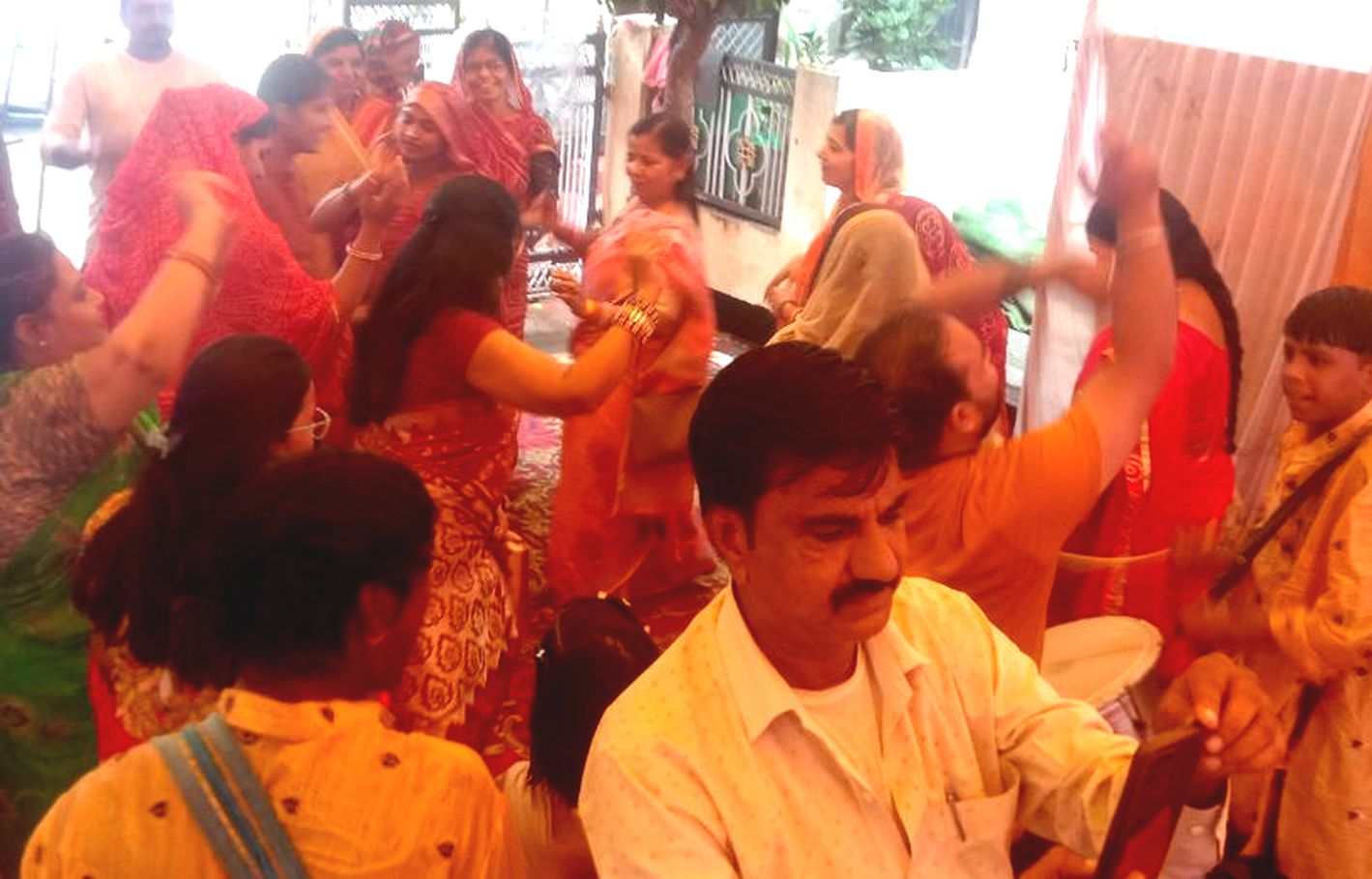 गणेश चतुर्थी : नाचते गाते लेकर आए भगवान गणेश को, जयकारों के बीच किया विराजित
