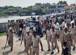 Video : अपह्रत युवती को बरामद करने की मांग को लेकर बंद रहा नैनवां, जुलूस निकाला - image