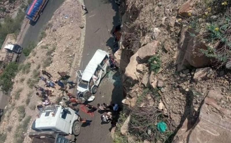 Bus plunges off mountain road in Yemen