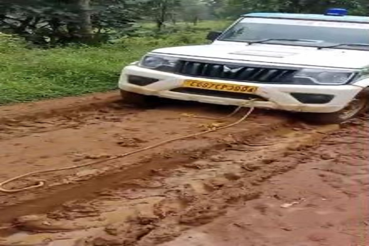 CG News: गर्भवती महिला को लेने गई एम्बुलेंस कीचड़ में फंसी, ट्रेक्टर से खींचकर निकाला, देखें वीडियो