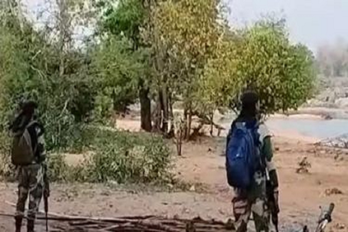 CG Naxalite encounter: पुलिस-नक्सली मुठभेड़ में 3 माओवादी ढेर, इलाके में सर्च
ऑपरेशन जारी