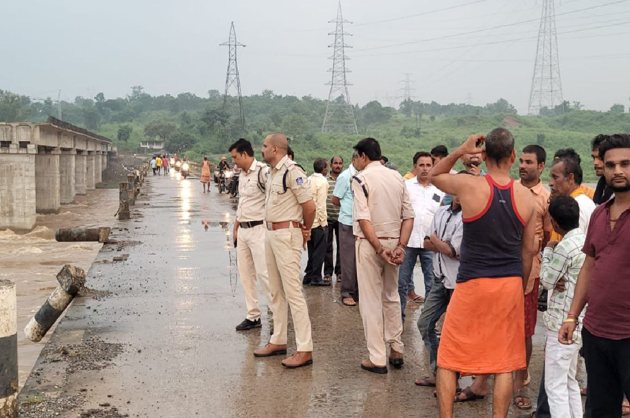 Crime News: एक-दूसरे का हाथ थामा और सोन नदी में कूद गए युवक-युवती, आपस में था
अनोखा रिश्ता