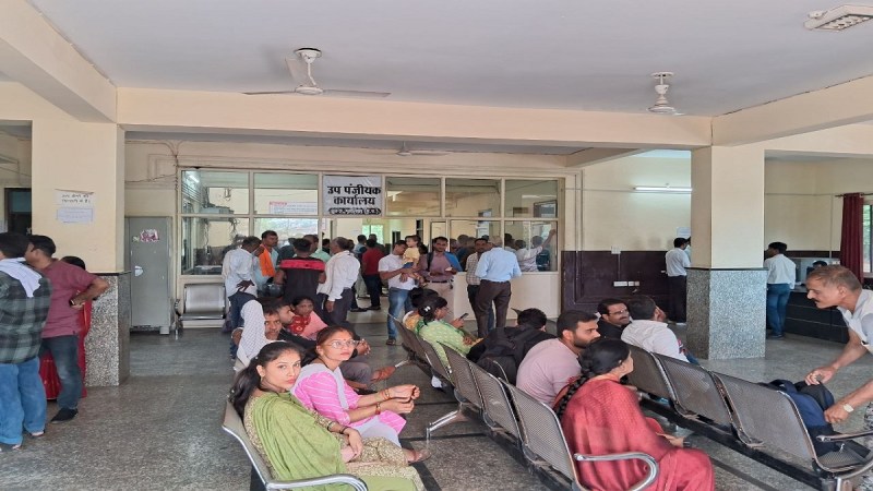 कलेक्टर गाइड लाइन साल में दो बार बढ़ाई जा रही है। इस बार जो बढ़ोतरी हो रही है, दशहरा व दीपावली के बीच संभावित है। त्योहार पर जो लोग गृह प्रवेश करते हैं, उनकी जेब पर अतिरिक्त भार डाला जा रहा है। नए वित्त वर्ष तक की स्थिति देखी जाए तो छह महीने में लोगों को जेब से 100 करोड़ रुपए निकलकर सरकारी खजाने में पहुंचेंगे।