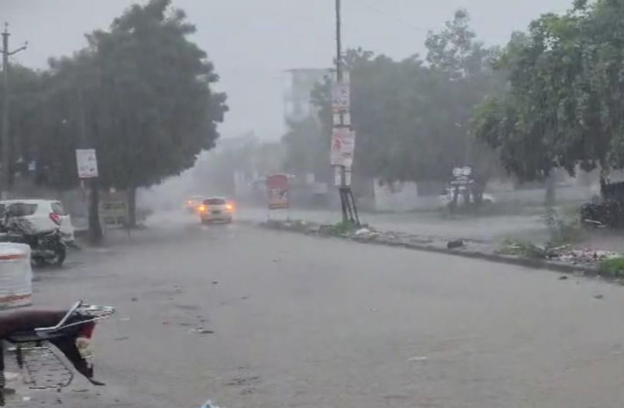 बाड़मेर में हल्की बूंदाबांदी, बादलों के कारण अंधेरा छा गया, गुड़ामालानी में
अंधंड़ के साथ तेज बारिश, आज यलो अलर्ट