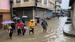 नेपाल में मूसलाधार बारिश से आई बाढ़ और हुआ लैंडस्लाइड, 10 लोगों की मौत और 18
लापता - image