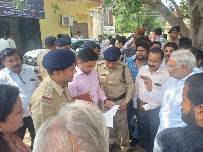 MLA gave a memorandum to the administration to remove the increasing encroachments in the city, even before the action was taken, the carts were removed from the market roads.
