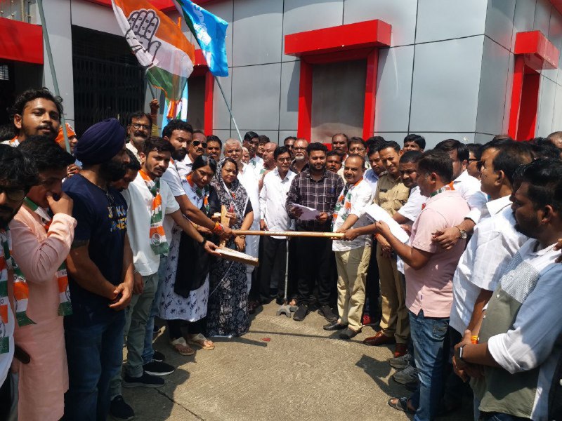 Congress marches on farmers' problems, submits memorandum