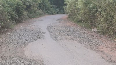 At some places the roads were filled with water and at other places gravel was put in the pits, fear of accident.